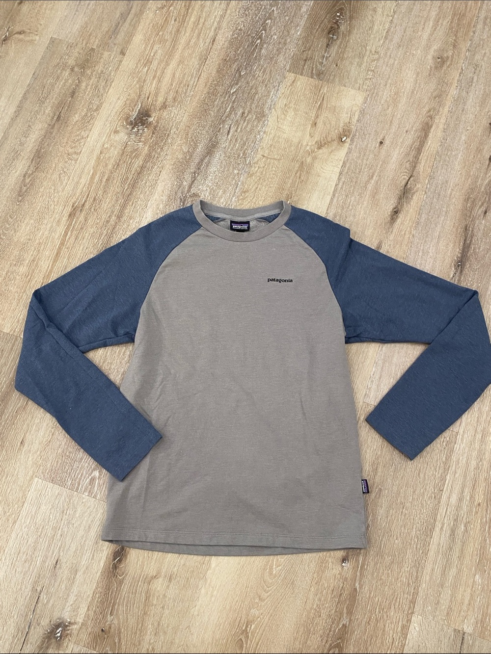 Patagonia Long Sleeve Crew Neck Shirt Size Small Grey Blue Organic Cotton